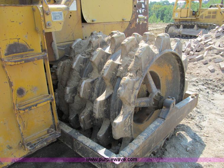 image for item E2090 1971 Caterpillar 815 articulating dirt compactor