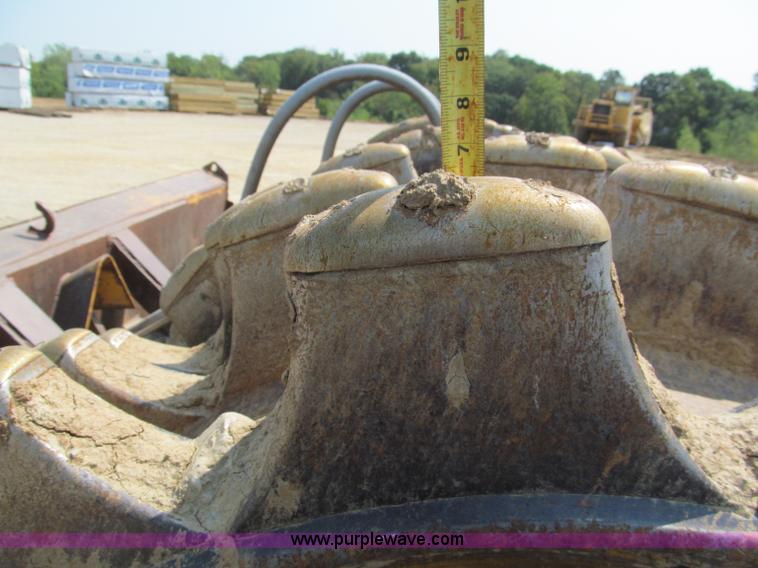 image for item E2090 1971 Caterpillar 815 articulating dirt compactor