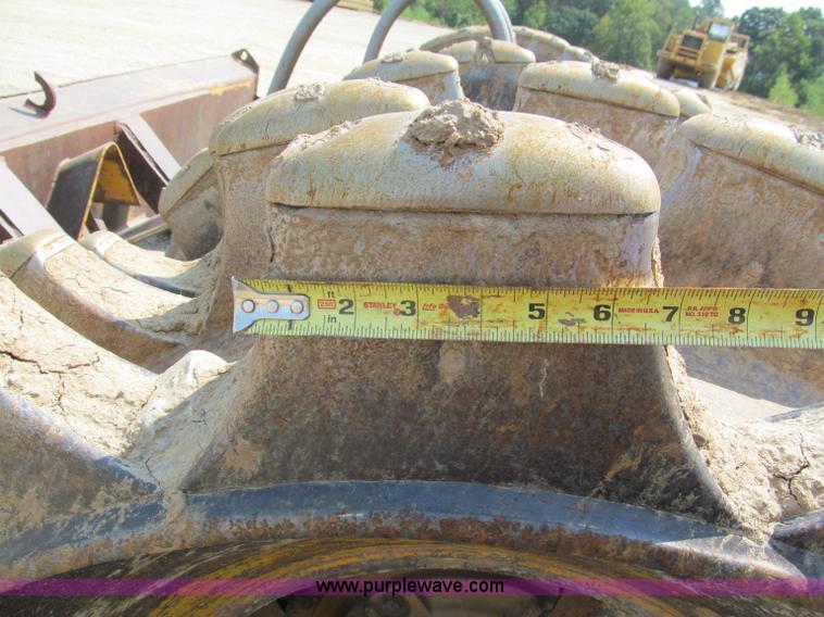 image for item E2090 1971 Caterpillar 815 articulating dirt compactor