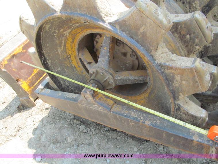 image for item E2090 1971 Caterpillar 815 articulating dirt compactor