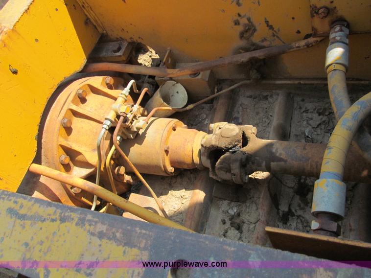 image for item E2090 1971 Caterpillar 815 articulating dirt compactor