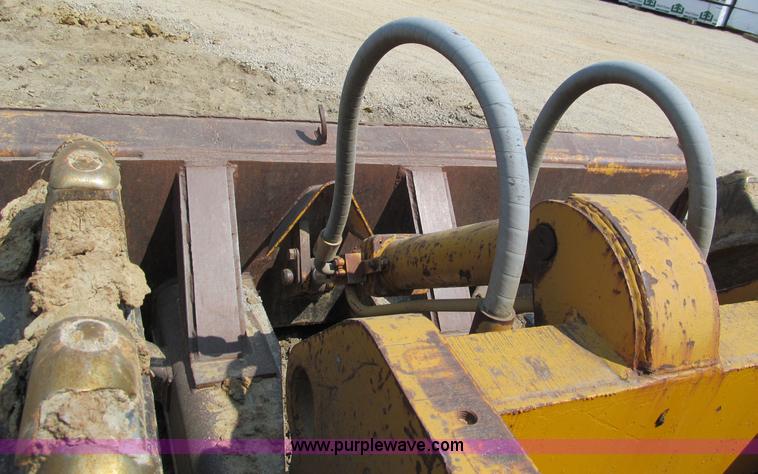 image for item E2090 1971 Caterpillar 815 articulating dirt compactor