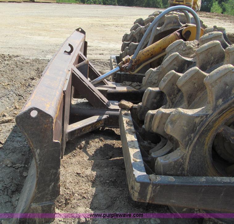 image for item E2090 1971 Caterpillar 815 articulating dirt compactor