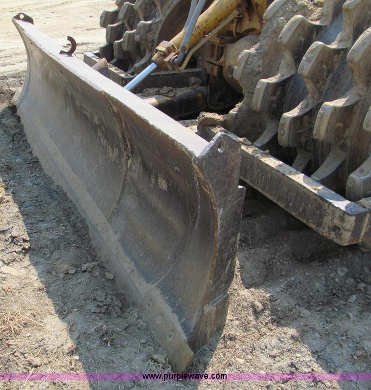 image for item E2090 1971 Caterpillar 815 articulating dirt compactor