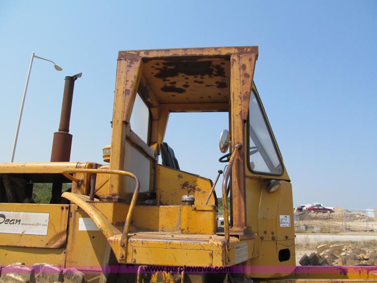 image for item E2090 1971 Caterpillar 815 articulating dirt compactor