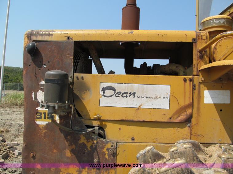 image for item E2090 1971 Caterpillar 815 articulating dirt compactor