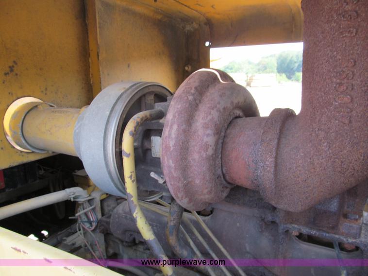 image for item E2090 1971 Caterpillar 815 articulating dirt compactor