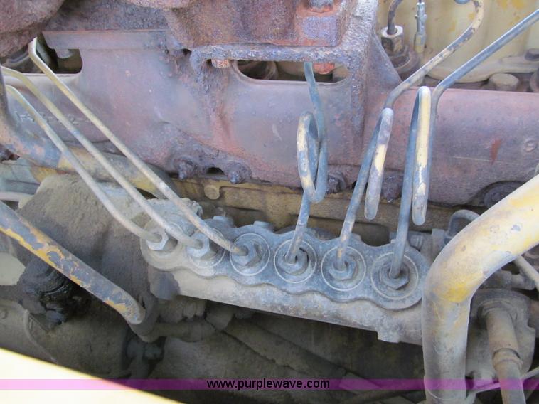 image for item E2090 1971 Caterpillar 815 articulating dirt compactor