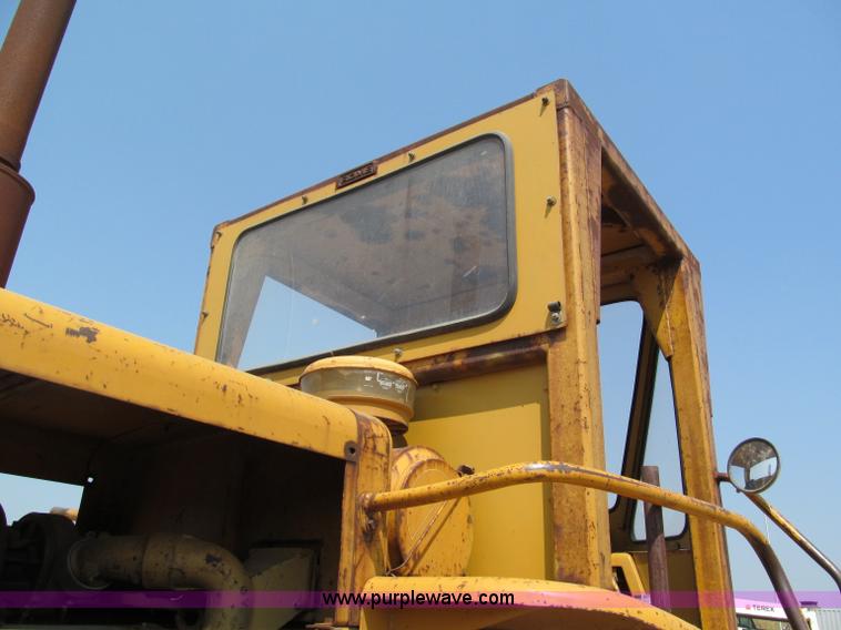 image for item E2090 1971 Caterpillar 815 articulating dirt compactor
