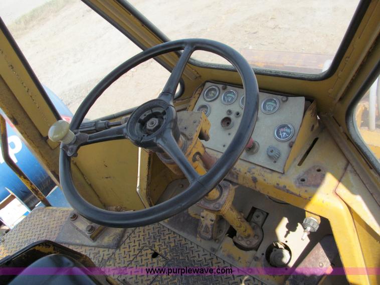 image for item E2090 1971 Caterpillar 815 articulating dirt compactor