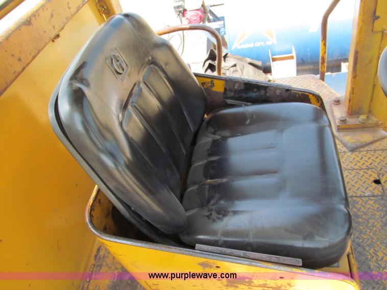 image for item E2090 1971 Caterpillar 815 articulating dirt compactor