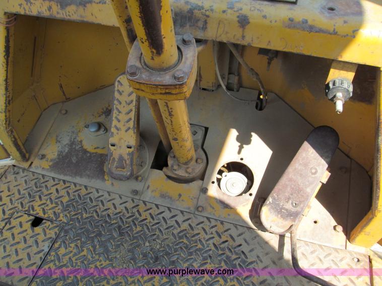 image for item E2090 1971 Caterpillar 815 articulating dirt compactor