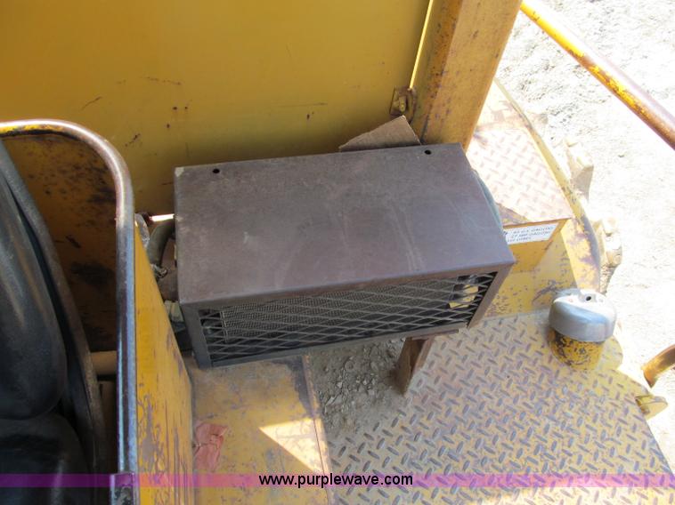 image for item E2090 1971 Caterpillar 815 articulating dirt compactor