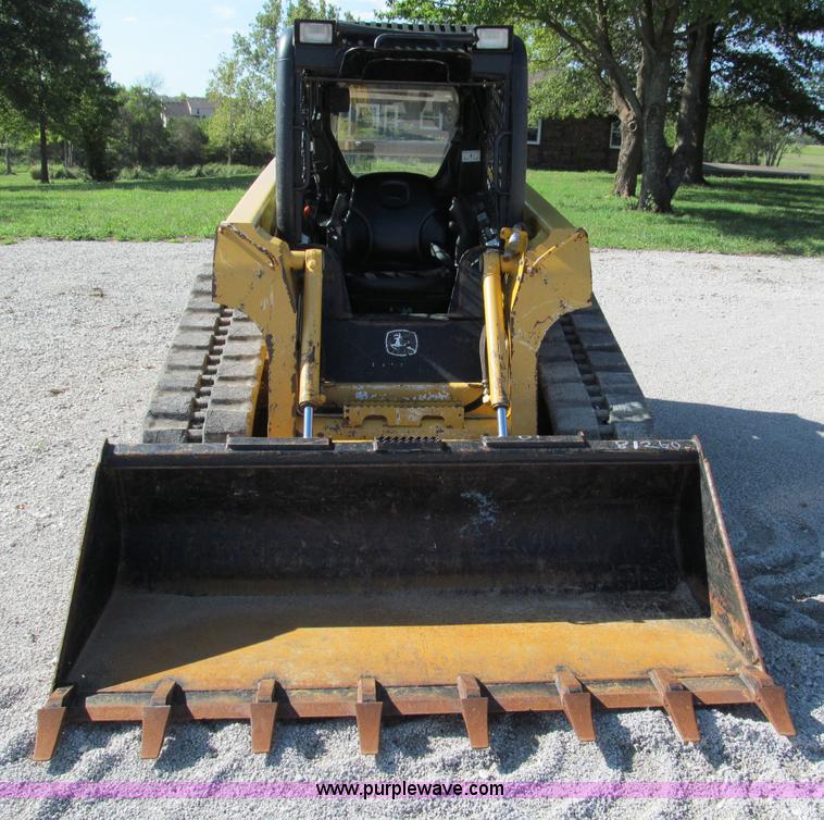 image for item E2123 2006 John Deere CT322 track skid steer