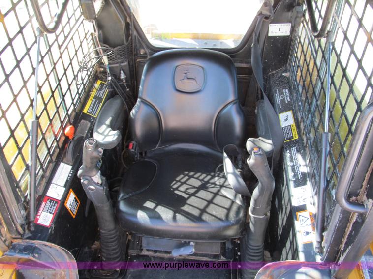 image for item E2123 2006 John Deere CT322 track skid steer