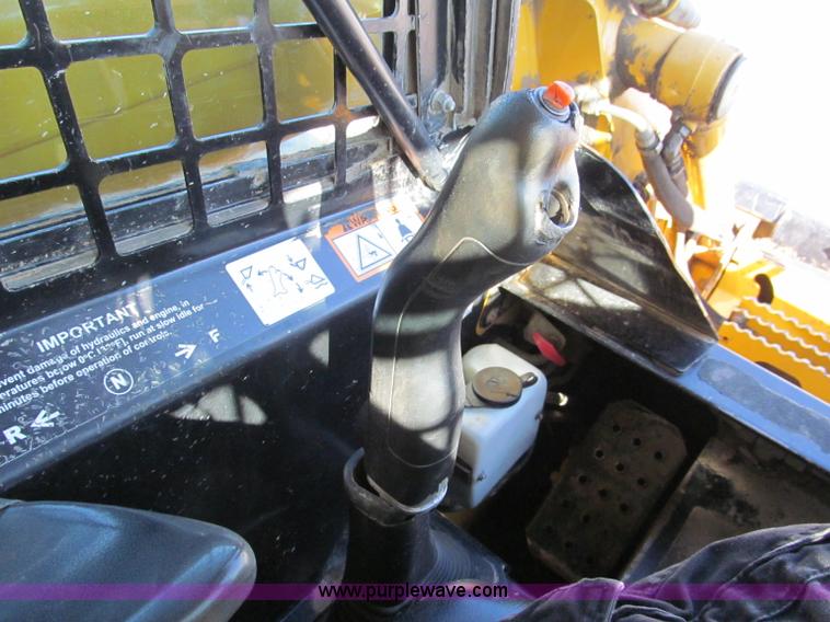 image for item E2123 2006 John Deere CT322 track skid steer