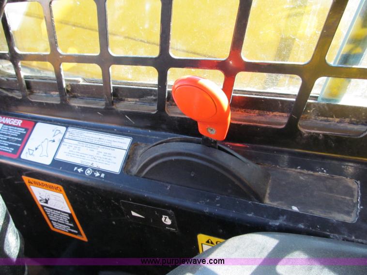 image for item E2123 2006 John Deere CT322 track skid steer