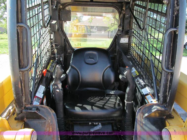 image for item E2123 2006 John Deere CT322 track skid steer