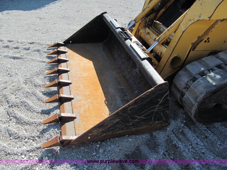 image for item E2123 2006 John Deere CT322 track skid steer