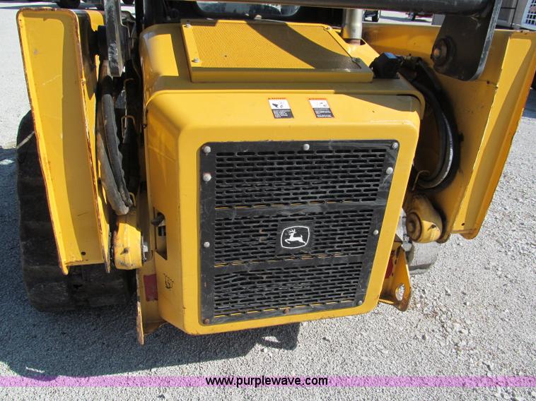 image for item E2123 2006 John Deere CT322 track skid steer