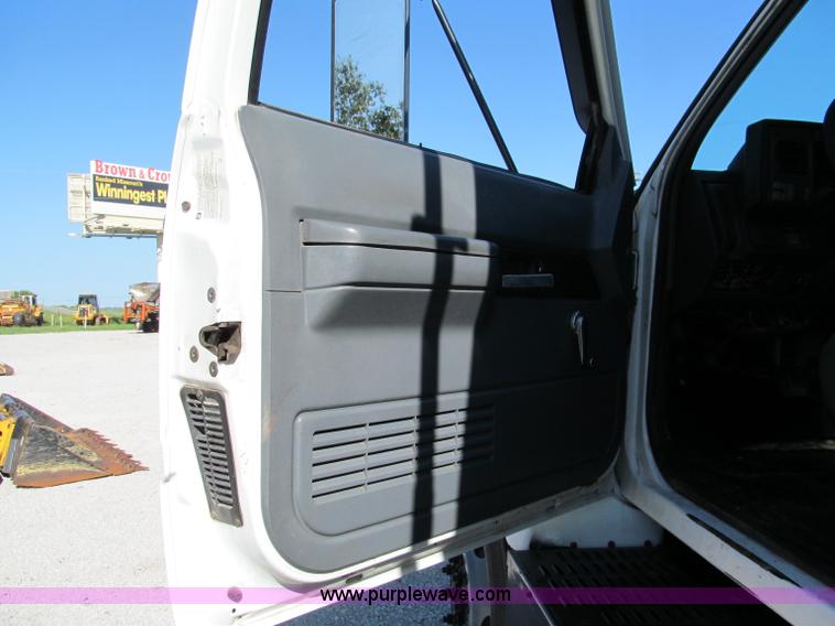 image for item E2124 2001 GMC C7500 dump truck