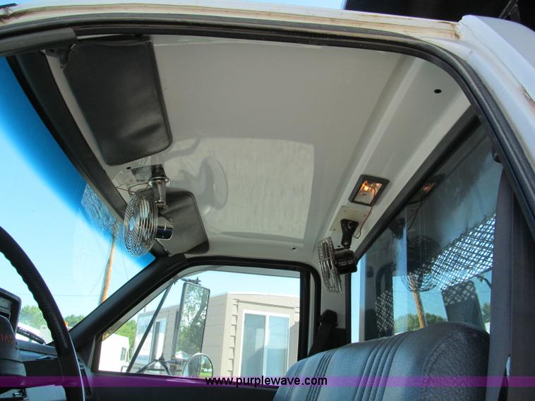 image for item E2124 2001 GMC C7500 dump truck