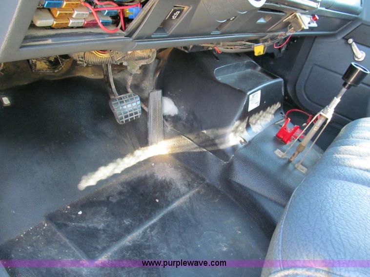 image for item E2124 2001 GMC C7500 dump truck