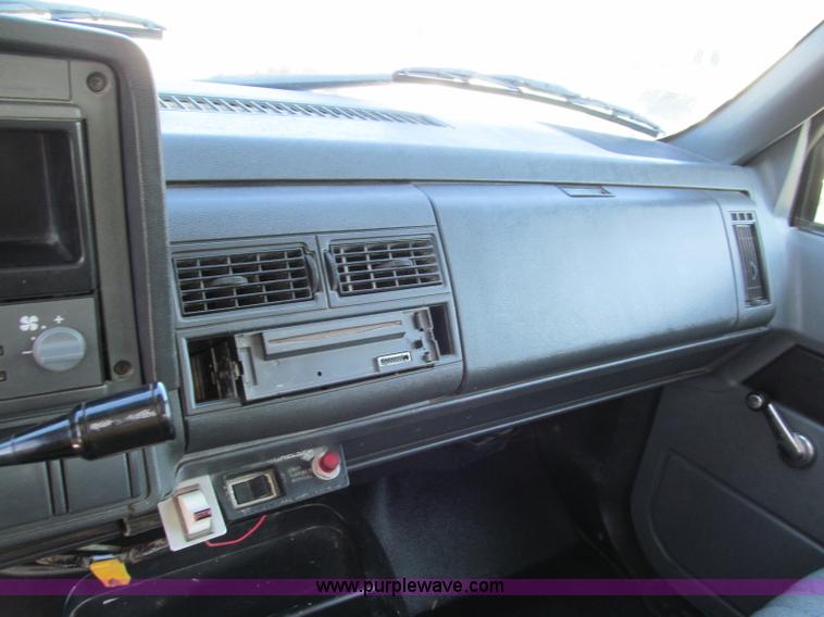 image for item E2124 2001 GMC C7500 dump truck