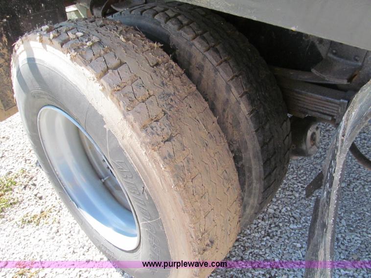 image for item E2124 2001 GMC C7500 dump truck