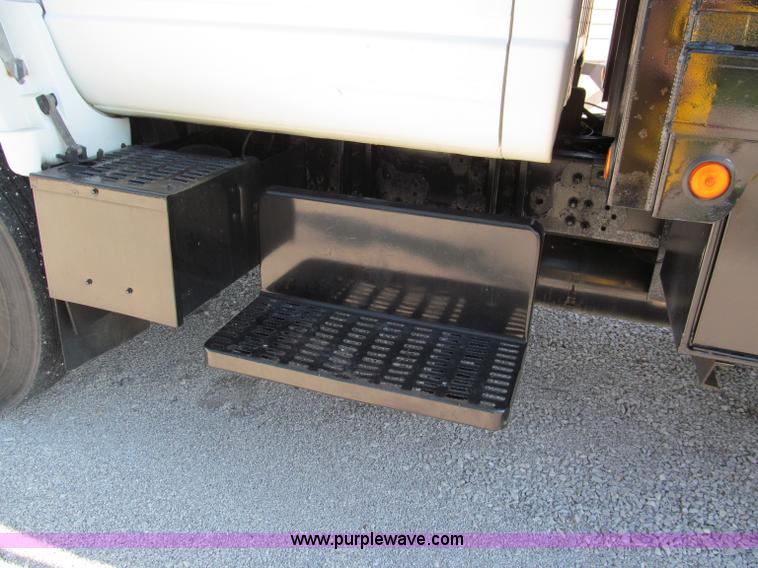 image for item E2124 2001 GMC C7500 dump truck