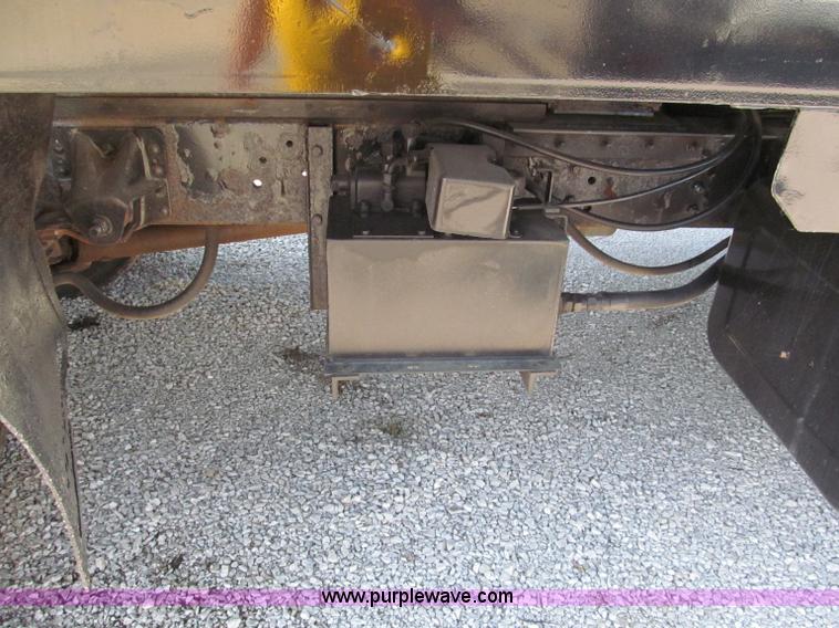 image for item E2124 2001 GMC C7500 dump truck