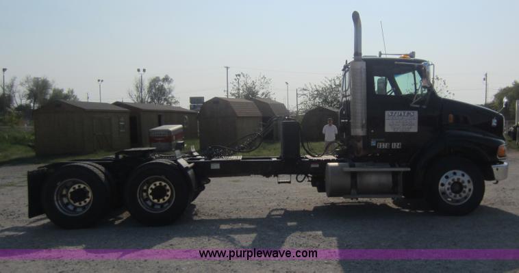 image for item F6506 2006 Sterling L9500 semi truck