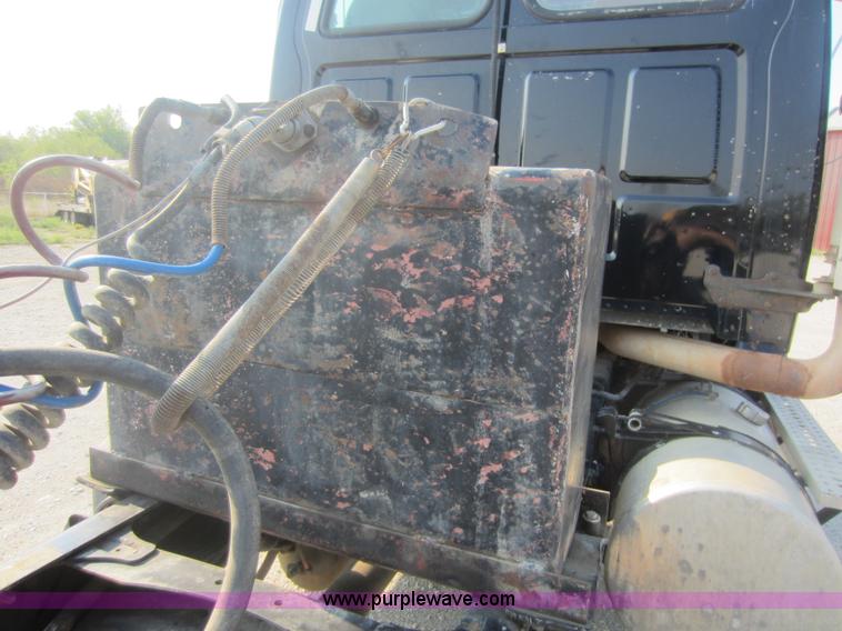 image for item F6506 2006 Sterling L9500 semi truck