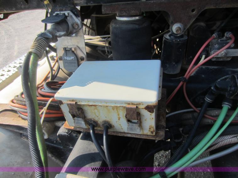 image for item F6506 2006 Sterling L9500 semi truck