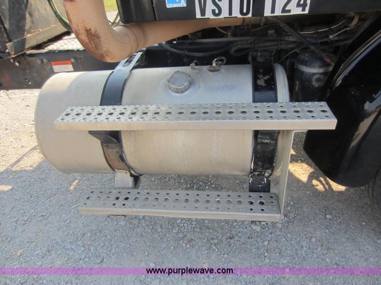 image for item F6506 2006 Sterling L9500 semi truck