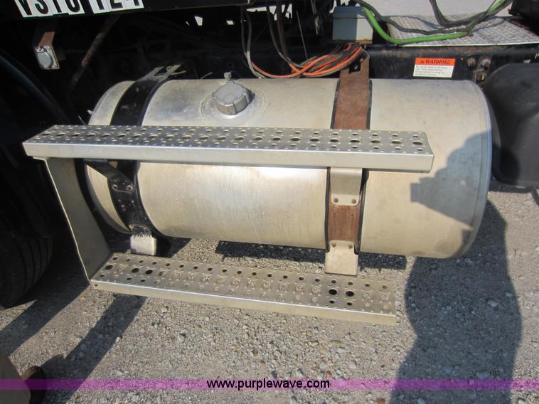 image for item F6506 2006 Sterling L9500 semi truck