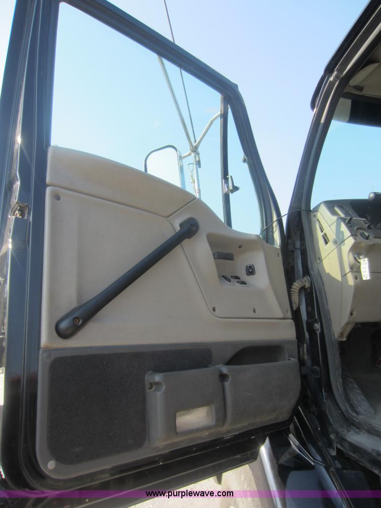 image for item F6506 2006 Sterling L9500 semi truck