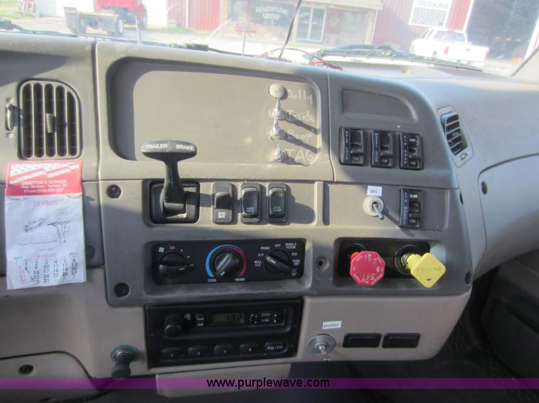 image for item F6506 2006 Sterling L9500 semi truck