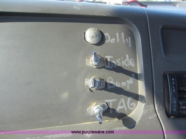 image for item F6506 2006 Sterling L9500 semi truck