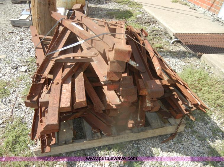 Approximately 48 Symons scaffold brackets in Topeka, KS Item U9267 sold Purple Wave