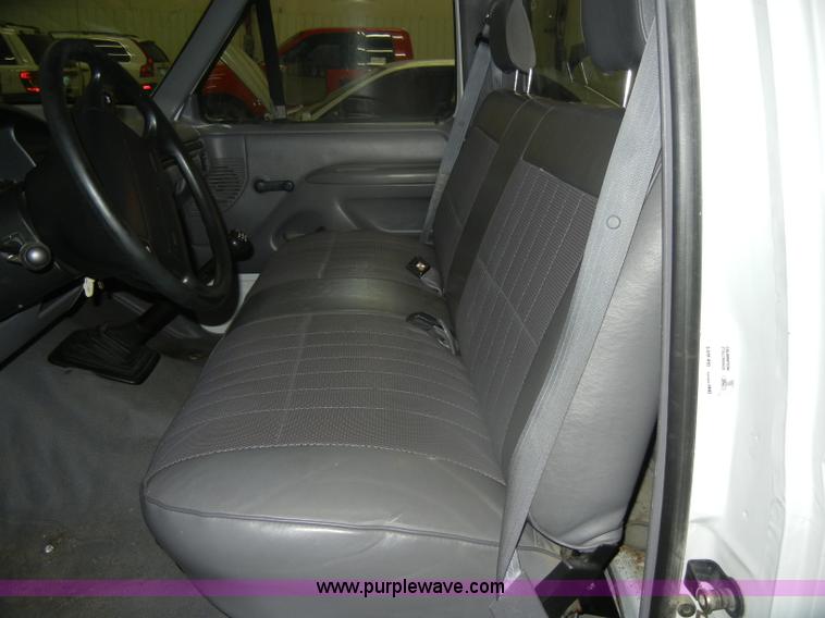 image for item D4881 1994 Ford F150 XL pickup truck
