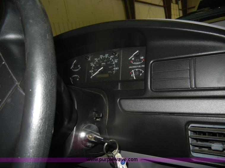 image for item D4881 1994 Ford F150 XL pickup truck