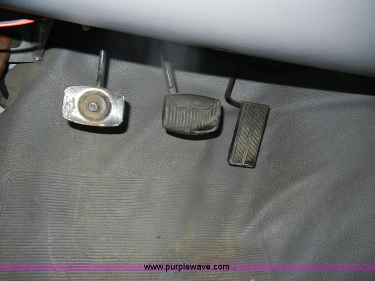 image for item D4881 1994 Ford F150 XL pickup truck