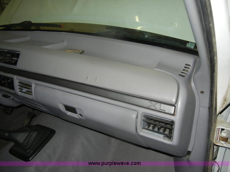 image for item D4881 1994 Ford F150 XL pickup truck