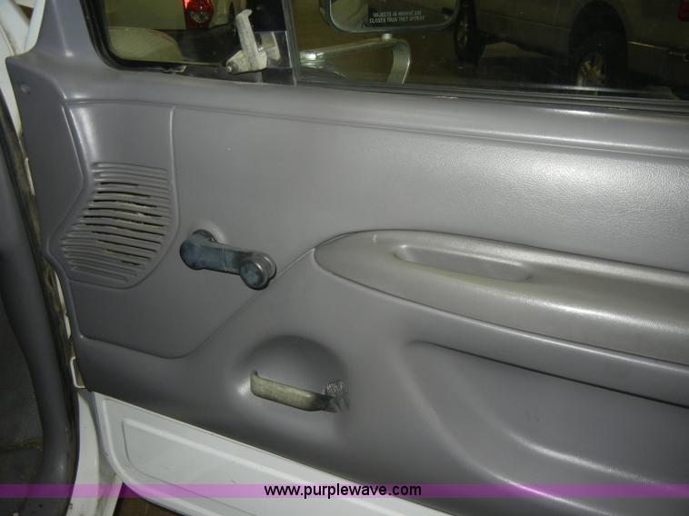 image for item D4881 1994 Ford F150 XL pickup truck