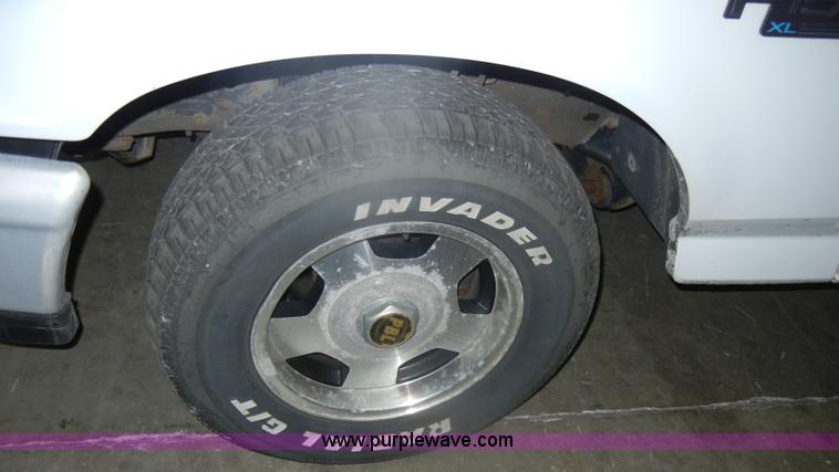 image for item D4881 1994 Ford F150 XL pickup truck