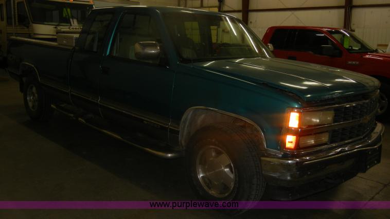 image for item D4886 1994 Chevrolet Silverado 1500 extended cab pickup truck