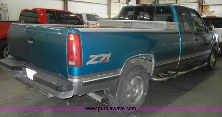 image for item D4886 1994 Chevrolet Silverado 1500 extended cab pickup truck