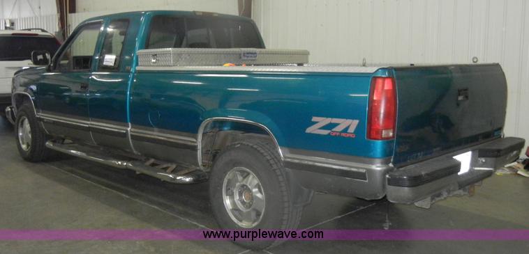 image for item D4886 1994 Chevrolet Silverado 1500 extended cab pickup truck