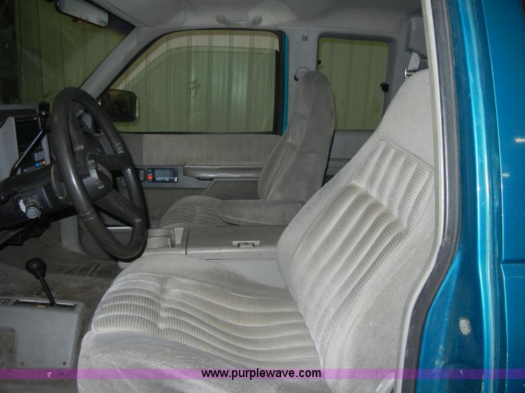 image for item D4886 1994 Chevrolet Silverado 1500 extended cab pickup truck